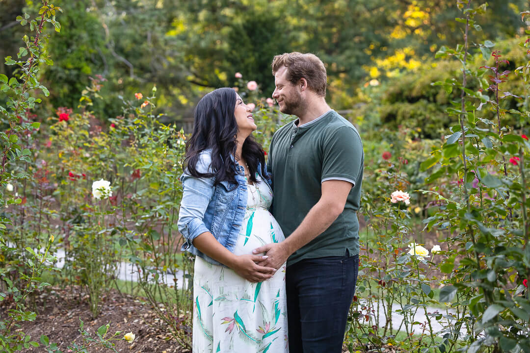 family photography in Oakville, Ontario. maternity family photoshoot in Oakville, Ontario