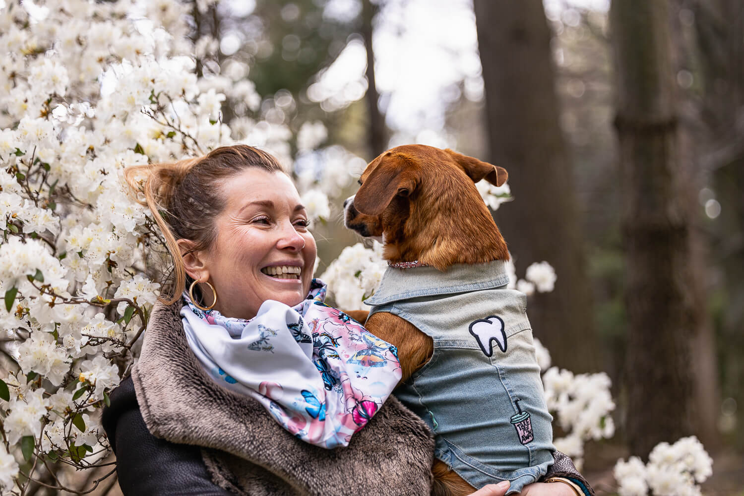 pet and family photoshoot in Mississauga mom smiling in a puppy photoshoot in Mississauga, Ontario.