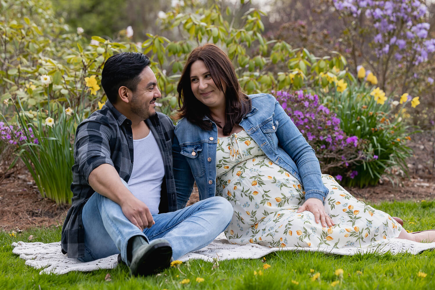 couple photoshoot The couple is posing for their first family photoshoot in Mississauga.
