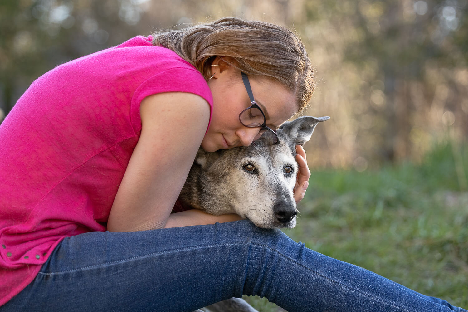 family pictures with dogs in Burlington, ON human hugging her dog at an end of life pet photoshoot in Burlington, ON