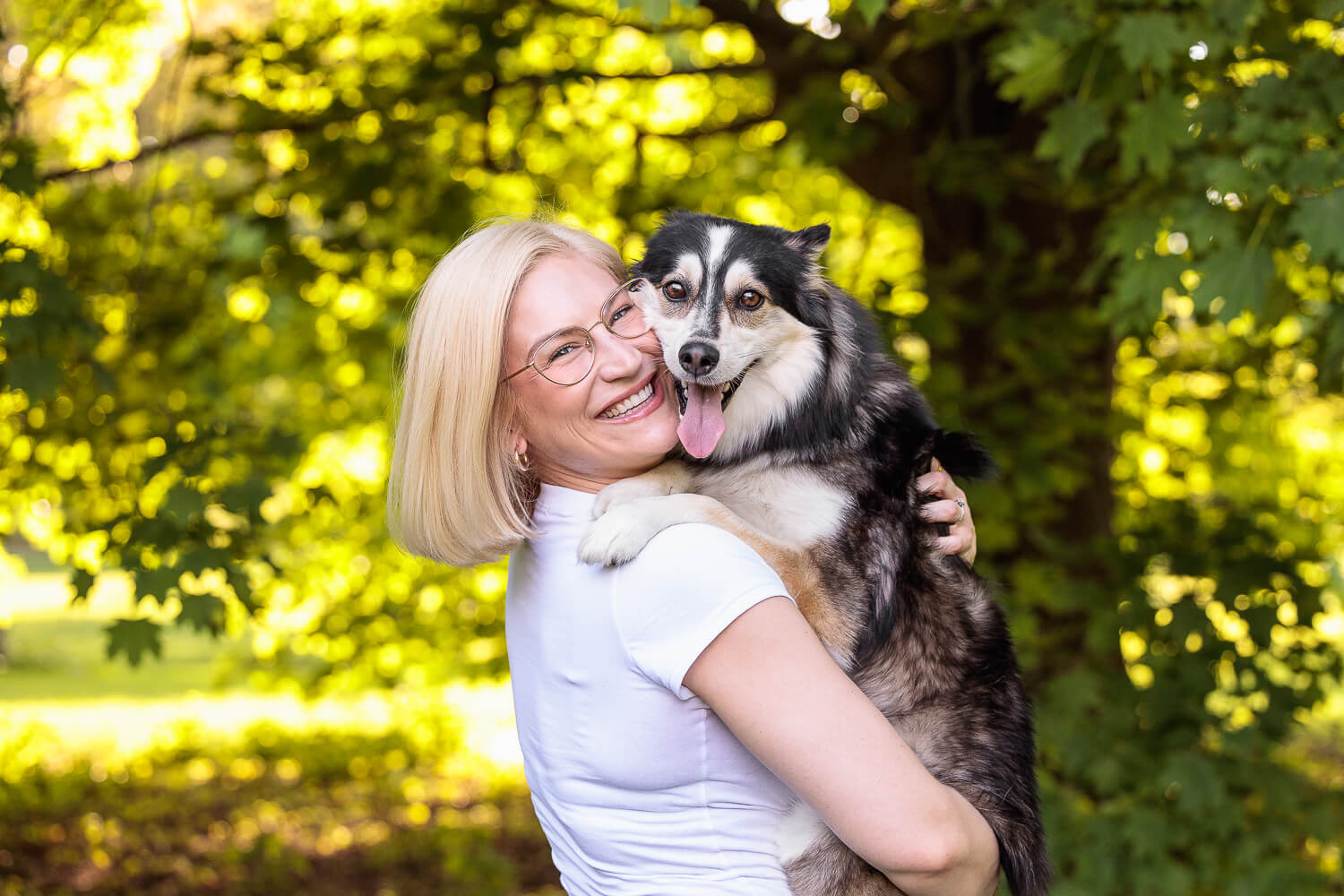 dog mom posing with her pomsky at a photo session