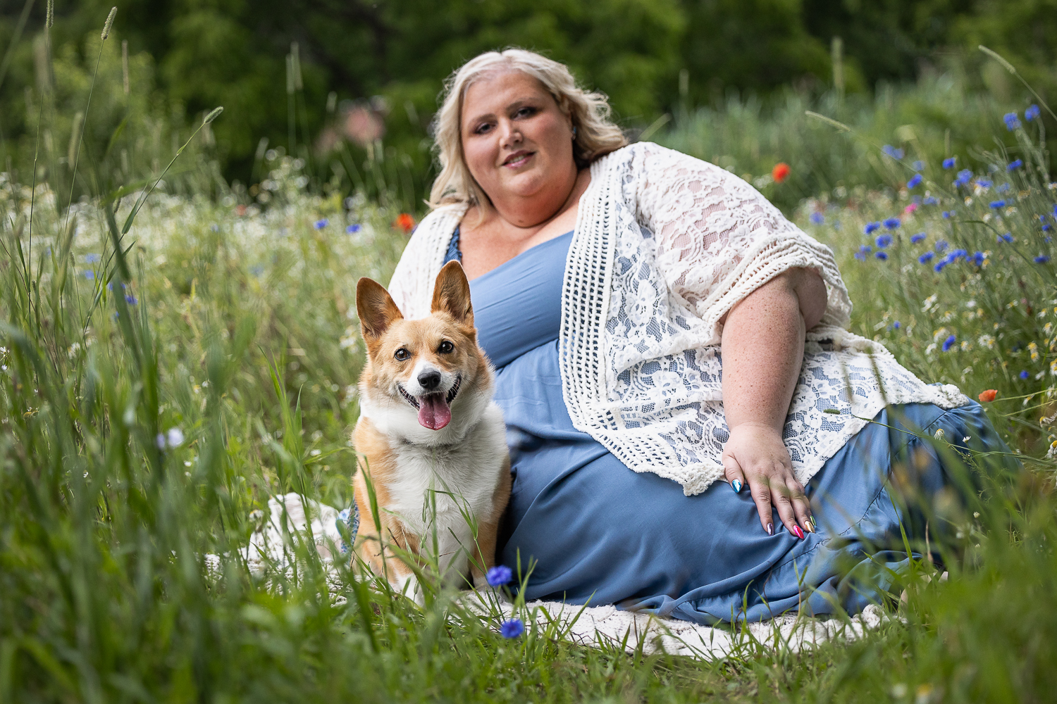 family pet pictures in Dundas, Ontario The dog mom is posing at All Who Wander Flower Farm with her corgi in Dundas, ON.