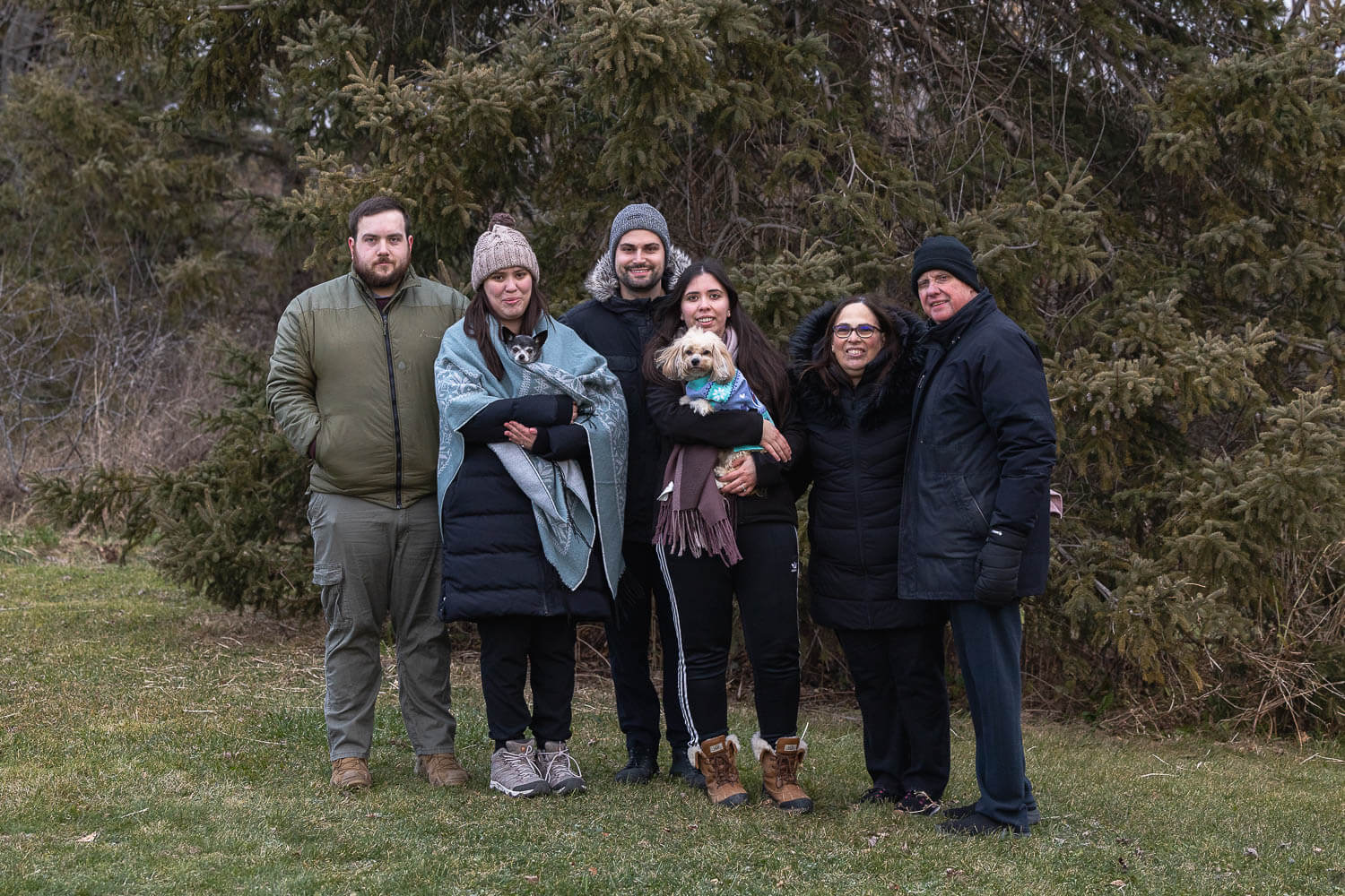 woodbrige family pictures with dogs family photos with dogs in Woodbridge.