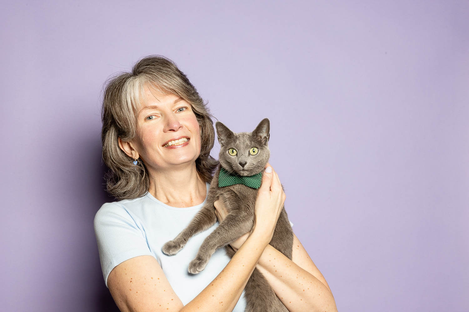 cat and family photos in home cat and family photoshoot session.